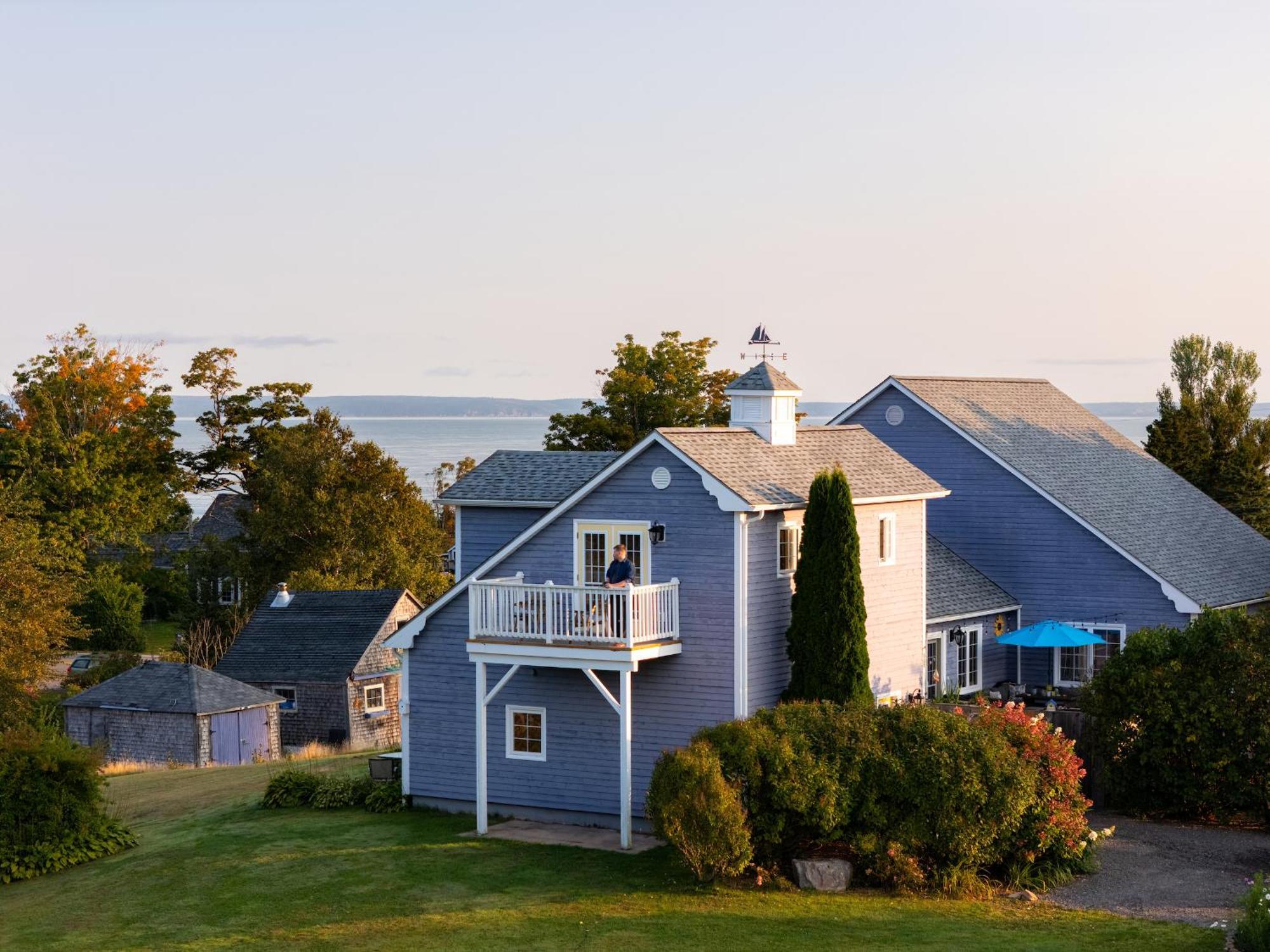 Tides Inn Guest Suites Halls Harbour Exterior photo